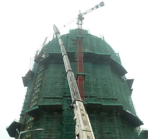 崇信吊车在工地上作业